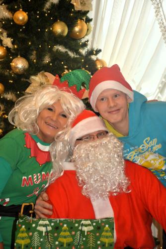 Zdjęcie przedstawia Mikołaja wręczającego prezenty