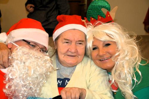 Zdjęcie przedstawia Mikołaja wręczającego prezenty