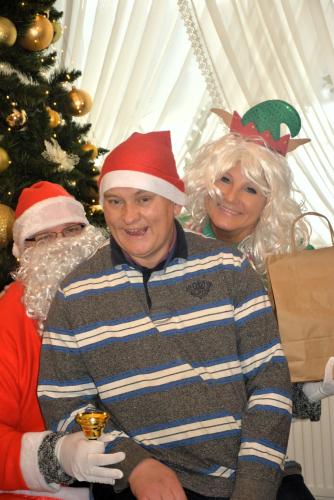 Zdjęcie przedstawia Mikołaja wręczającego prezenty