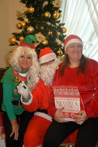 Zdjęcie przedstawia Mikołaja wręczającego prezenty