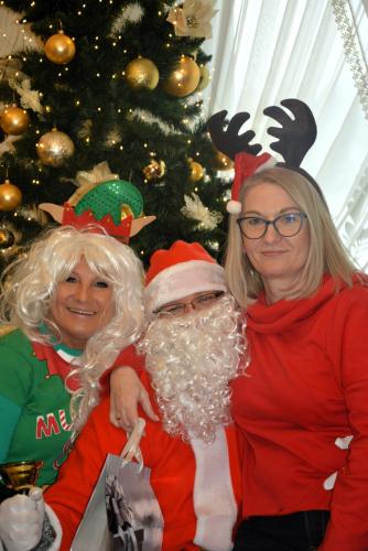 Zdjęcie przedstawia Mikołaja wręczającego prezenty