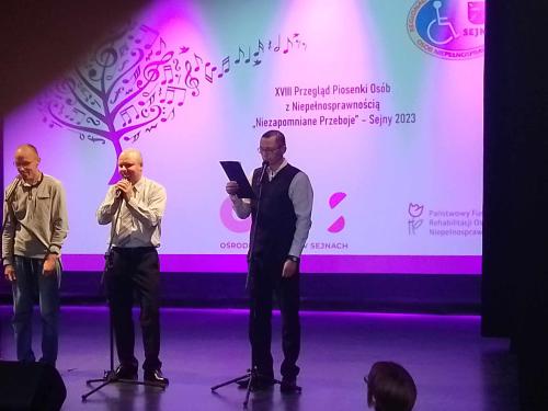 Ludzie śpiewają na scenie