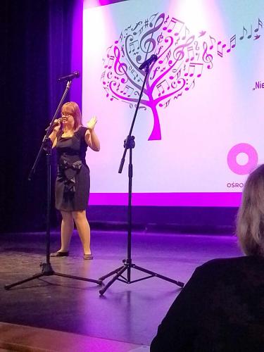 Kobieta śpiewa na scenie