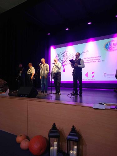 Ludzie śpiewają na scenie