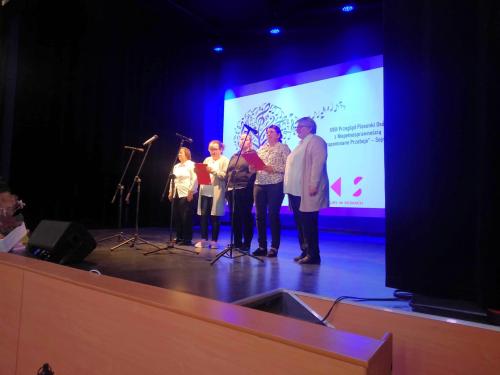 Ludzie śpiewają na scenie