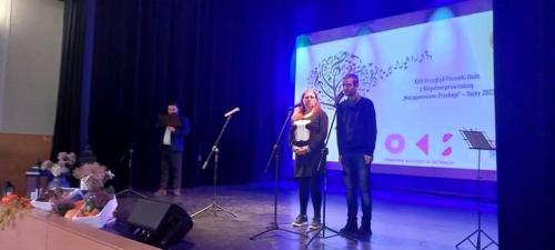 Ludzie śpiewają na scenie